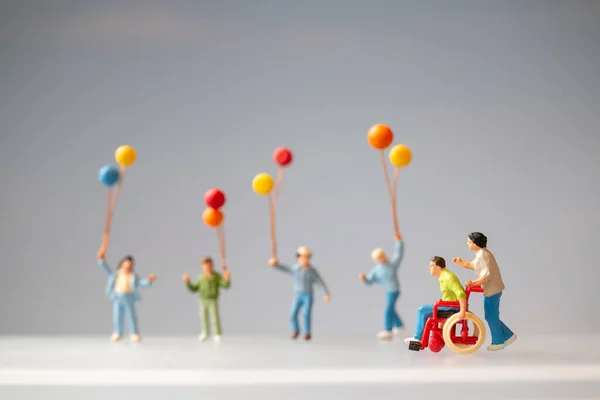 Personnes Miniatures Famille Positive Prenant Soin Leur Handicapé Père — Photo