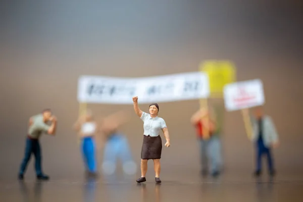 Gente Miniatura Multitud Manifestantes Levantaron Las Manos Gritaron Sobre Fondo — Foto de Stock