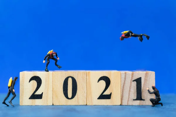 Buzos Miniatura Buceando Alrededor Del Bloque Madera 2021 Feliz Año — Foto de Stock