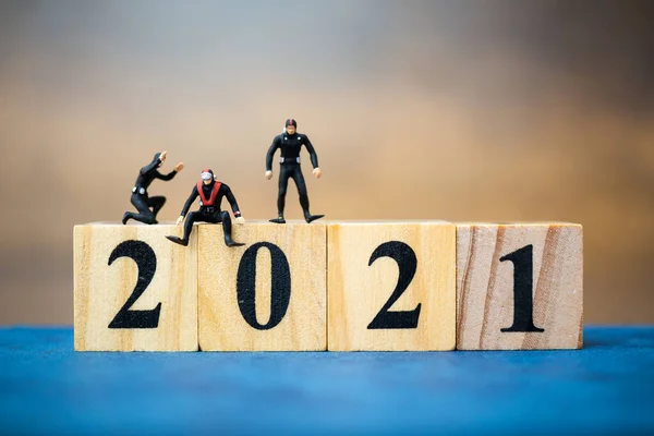 Buzos Miniatura Buceando Alrededor Del Bloque Madera 2021 Feliz Año — Foto de Stock