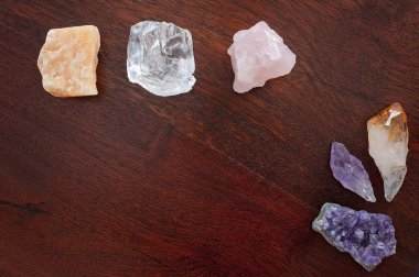 Kristalleri şifa: Rose kuvars, kalsit, Sitrin, ametist ve bir tablo açık bir kuvars. Değerli taşlar için onların olumlu titreşimler iç gücü ve barış için meditasyon getirmek için kullanılan.