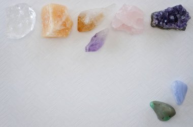 Kristalleri şifa: Rose kuvars, kalsit, Sitrin, akik, Yıldıztaşı, ametist ve net kuvars bir tablo. Değerli taşlar için iç gücü, barış ve pozitif uplifting ve meditasyon için kullanılır.