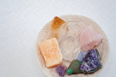 Kristalleri veya değerli taşlar şifa: Ametist noktası ve küme, yeşil Yıldıztaşı, akik, kuvars, Citrine, kalsit ve rose kuvars pozitif enerji ve iç barış getirmek için kullanılan açık