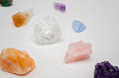 Şifa Kristaller getirmek olumlu titreşimler: mavi dantel akik, ametist, net kuvars, citrine, kalsit ve rose kuvars
