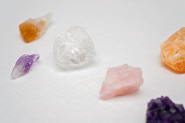 Şifa Kristaller getirmek iyi vibes ve pozitif titreşimler: Ametist küme ve nokta, net kuvars, citrine, kalsit ve rose kuvars