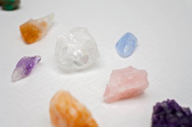 Şifa Kristaller getirmek olumlu titreşimler: mavi dantel akik, ametist, Yıldıztaşı, berrak kuvars, citrine, kalsit ve rose kuvars