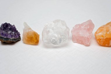 Şifa Kristaller getirmek iyi vibes ve pozitif titreşimler: Ametist küme, net kuvars, citrine, kalsit ve rose kuvars bir tablo
