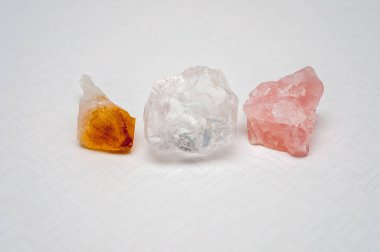 İyileştirici kristallere beyaz tablo dahil olmak üzere bir Tarih: Clear kuvars, Citrine ve rose kuvars. Değerli taşlar Şifa enerjisi, iyi vibes ve iç gücü meditasyon veya meditasyon sırasında getirecek.