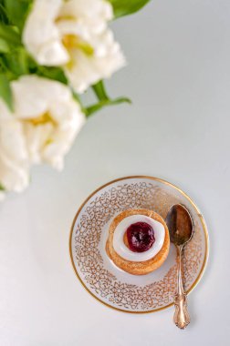 Benim zamanı! Runeberg'ın tart kek mi bir Fin geleneksel tatlı ve pasta, ön plan üzerinde beyaz laleler.