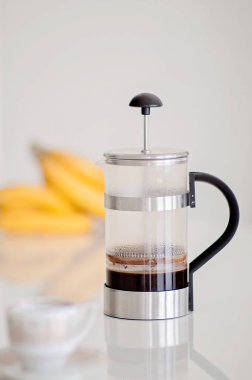 İyi bir sabah kahvaltıda taze topraklı kahve ister misin? Presso kahve hazırlama veya arka planda işleme, sarı muz kahve yapımında.