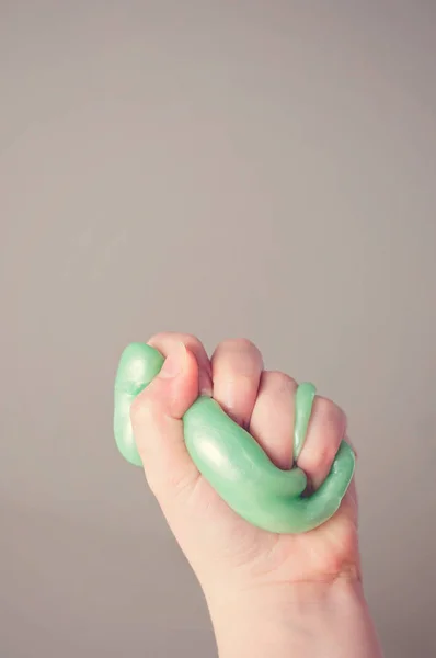 Kabarık yeşil çamur sıkma etkin bir çocuk: Balçık oynayan çocuklar etkinleştirmek için komik bir oyuncak olduğunu.