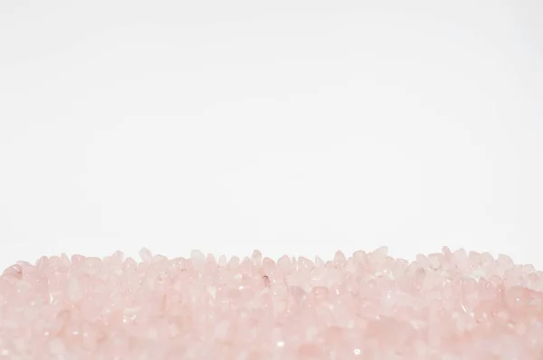 Bu kalp şeklinde aşk desen veya arka plan Sevgililer günü için oluşturuldu ve rose kuvars kristal kolye yapıldı.