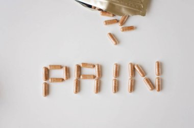 Eczane Tema kadar kapatın. Doğum kontrol hapları veya bitkisel ilaç gıda ek kapsül beyaz bir arka plan üzerinde