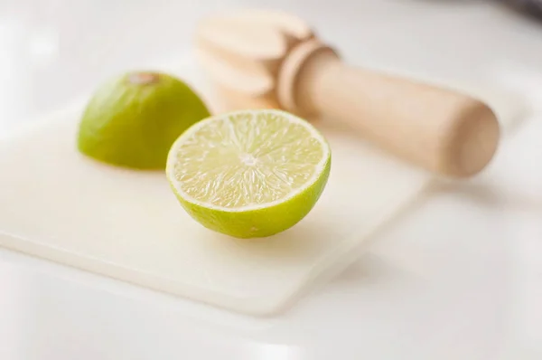 Exprimidor Madera Lima Cortados Por Mitad Una Mesa Sobre Una — Foto de Stock