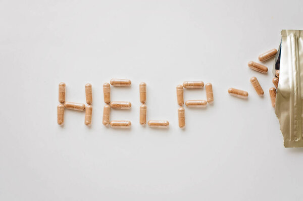 Закройте тему аптеки. Рецепт таблетки или травяные средства правовой защиты пищевые добавки капсулы на белом фоне
