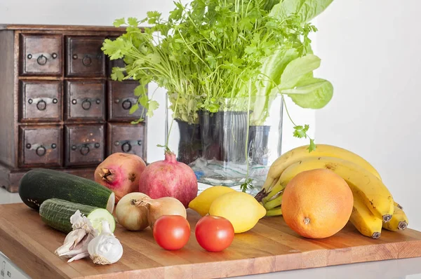 Verduras Hierbas Frutas Una Mesa Limpia Manzana Granate Limones Uvas — Foto de Stock