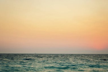 Turuncu günbatımı veya gündoğumu için Rodos kükreyen Ege Denizi