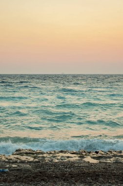 Turuncu günbatımı veya gündoğumu için Rodos kükreyen Ege Denizi