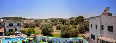 Otel balkonundan Panorama görünümüne zeytin ağacı Bahçe Rodos, Yunanistan