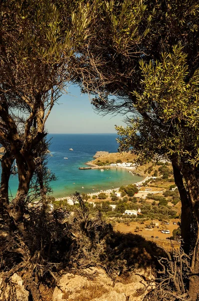 Uma Vista Ladeada Árvores Para Uma Pequena Aldeia Lindos Rodes — Fotografia de Stock