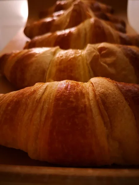 Frisch Gebackene Croissants Auf Dem Tisch Ein Foto Mit Dem — Stockfoto