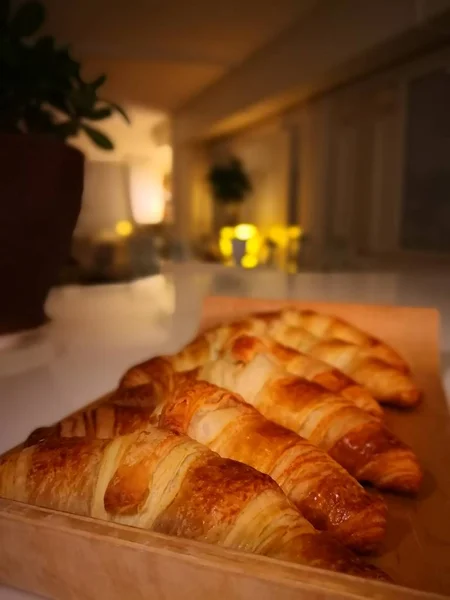 Croissants Recién Horneados Sobre Mesa Una Foto Tomada Con Smartphone —  Fotos de Stock