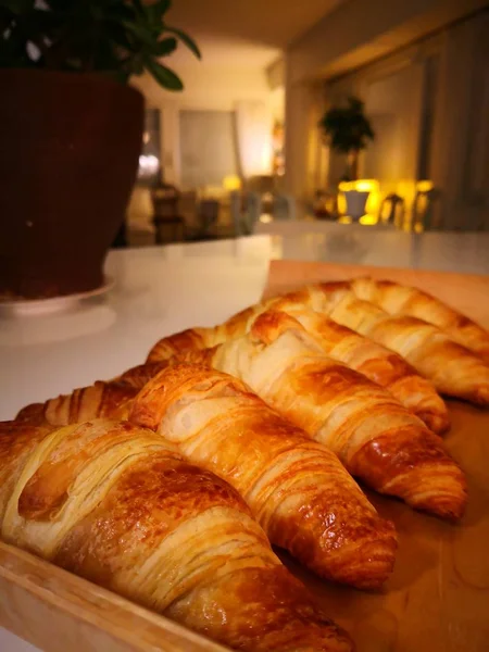 Croissants Fraîchement Cuits Sur Table Une Photo Prise Avec Smartphone — Photo