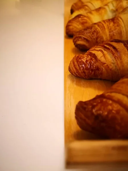 Croissants Recém Assados Mesa Uma Foto Tirada Com Smartphone — Fotografia de Stock