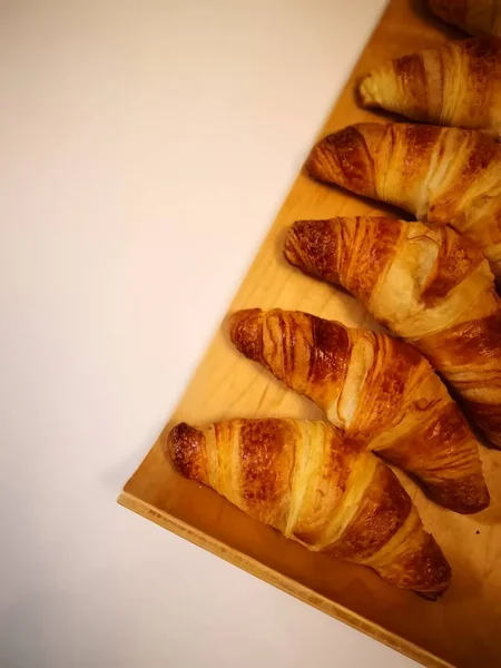 Croissants Recién Horneados Sobre Mesa Una Foto Tomada Con Smartphone — Foto de Stock