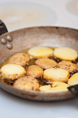 Patates kızartması! Fin mutfağında, Fransız mineral kızartma tavasında, zeytinyağında haşlanmış patatesle pişirme.