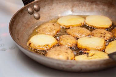Patates kızartması! Fin mutfağında, Fransız mineral kızartma tavasında, zeytinyağında haşlanmış patatesle pişirme.