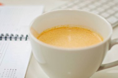 Süper kahve baharatlar ile güne başlayın ve takvim dolu olduğunda focuced almak için güçlendirici olarak çalışır. Bilgisayar klavye üzerinde arka plan bulanık