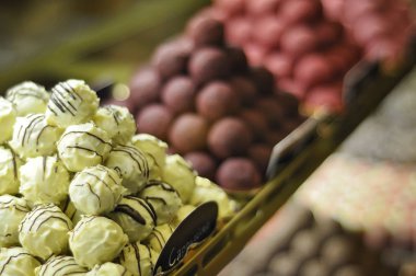 Bir sayaç üzerinde çeşitli el yapımı çikolata