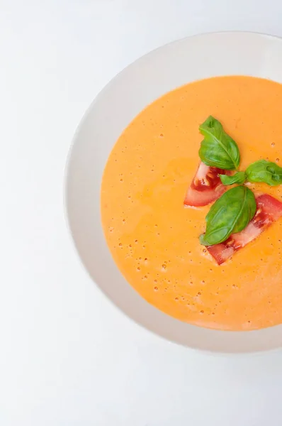 Comida vegana y estilo de vida vegetariano saludable. Una sopa de tomate con ingredientes nutritivos como la albahaca fresca es adecuada para la dieta vegetariana a base de plantas. . —  Fotos de Stock