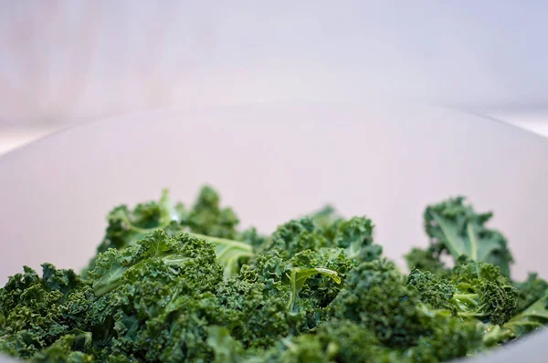 Verse groene en voedzaam biologische boerenkool voorbereid voor cooki — Stockfoto