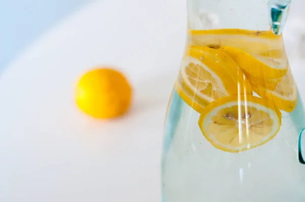 ¡Buenos días! rodajas de limón amarillo fresco en el agua trae posi —  Fotos de Stock