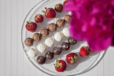 Doğum günün kutlu olsun! Çeşitli çikolata lı trüf mantarları veya şekerlemeler bir g