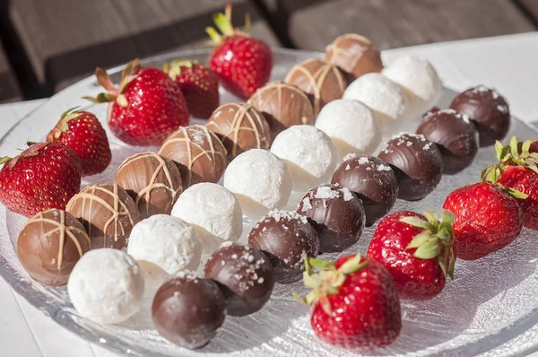 ¡Feliz cumpleaños! Varias trufas de chocolate o dulces en un g —  Fotos de Stock