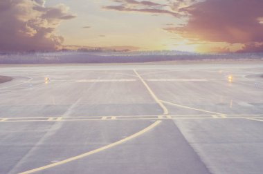 Hava yolculuğu. Akşam Finlandiya 'ya iniş ve kalkış uçuşlarında, Helsinki. 