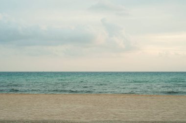 Boş plaj, insan yok, turist yok. İspanya 'nın Mallorca adasından Avrupa' ya seyahat eden duygusal tatil manzarası. Sakin, sakin bir sahil atmosferi, arka planda deniz ve gökyüzü.