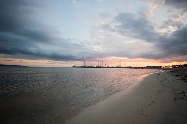 Leerer Strand Keine Menschen Keine Touristen Sentimentale Urlaubslandschaft Von Der lizenzfreie Stockfotos