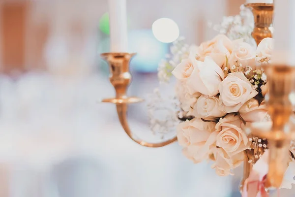 Décorations de mariage avec fleurs — Photo
