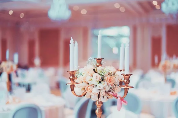 Свадебные украшения с цветами — стоковое фото