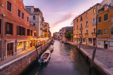 Venedik, İtalya - 25 Ekim 2017: Gün batımında Büyük Kanal. 