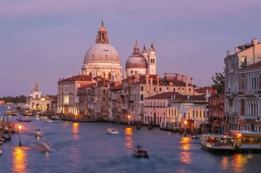 Grand Canal ve Santa Maria della Salute gün batımında. Venedik, Ital