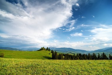 ufuk ve bl dağ manzaralı güzel kırsal manzara