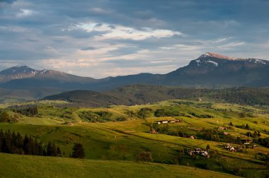 ufuk ve blu dağ manzaralı güzel kırsal manzara