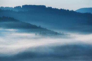 sunris üzerinde dağ veiw ve sabah sis ile güzel manzara