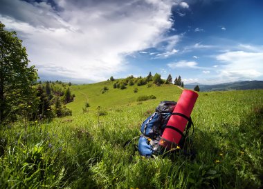 dağlarda mavi turistik sırt çantası