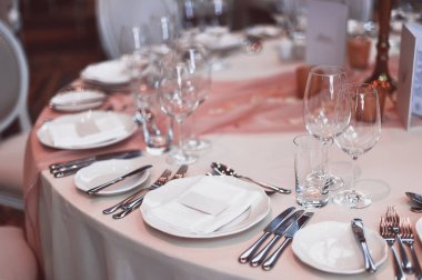 Tatil masasına hizmet ediyor. weding kavramı